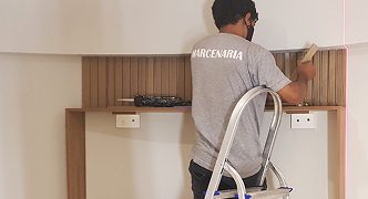 Homem realizando a montagem de móveis